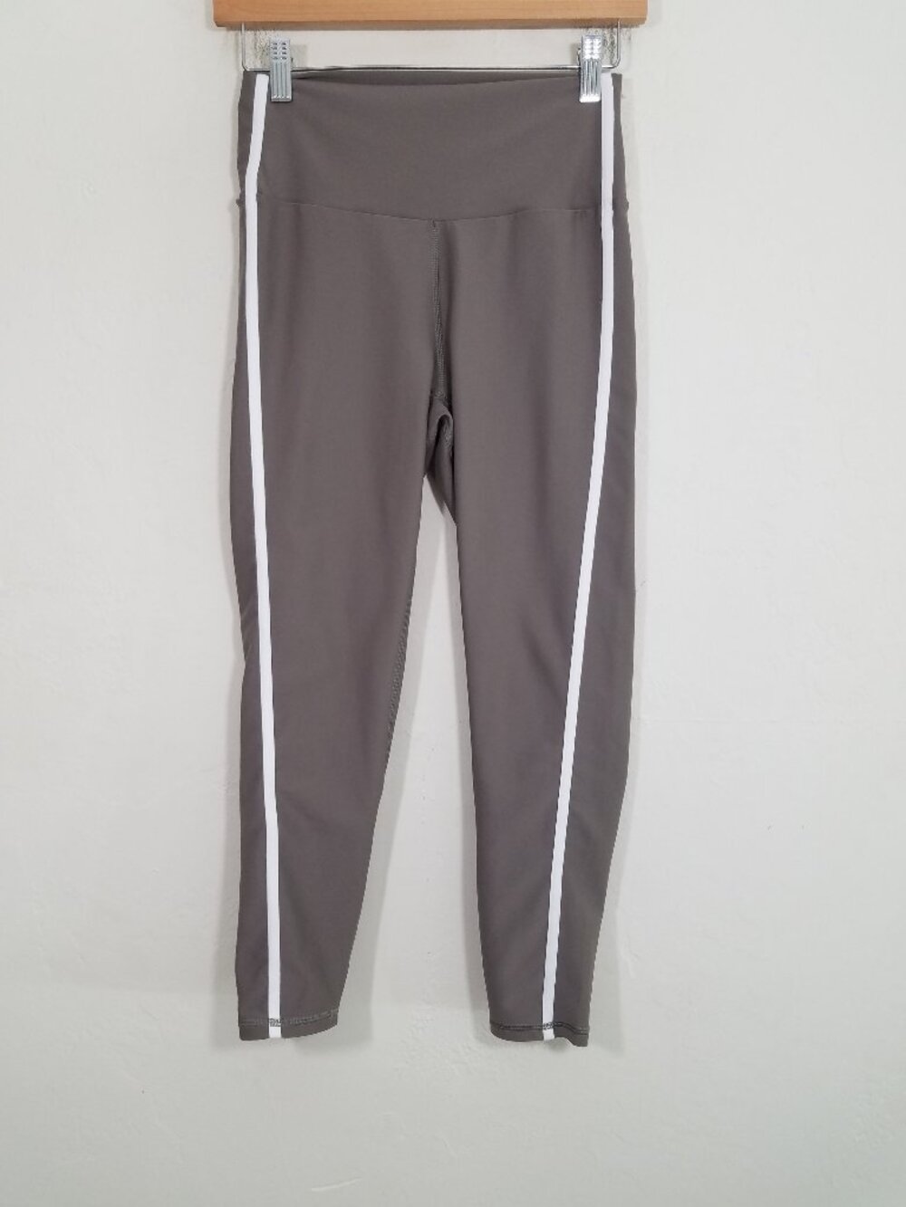 YPB SculptLUX Abercombie Legging with White Side Stripe Size M SHORT